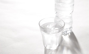水の健康的な飲み方とその量について