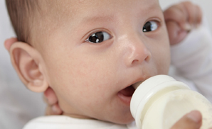 赤ちゃんが粉ミルクを嫌がって飲まないときの対処法