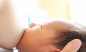 赤ちゃんが母乳やミルクを吐いてしまう原因と対処法